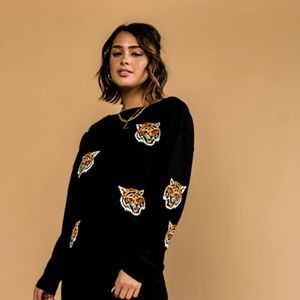 LaLa womens tiger embroidered sweatshirt size S